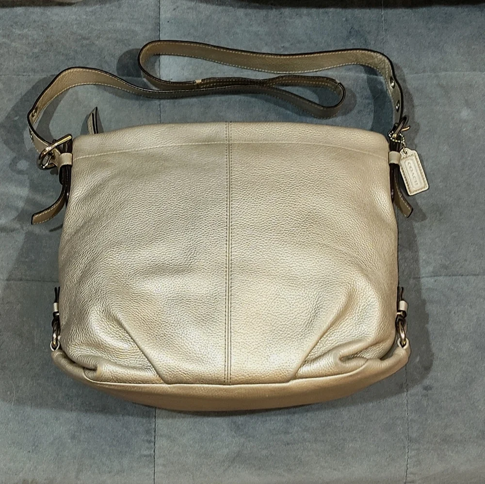 EUC COACH BEIGE/GOLD METALLIC PEBBLED LEATHER SHOUDLER BAG ADJUSTABLE STRAP